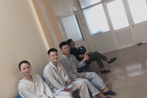<b>Các bạn trẻ vui tươi, thoải mái trước khi thực hiện phẫu thuật cắt Amidan tại BVĐK Thái An</b>